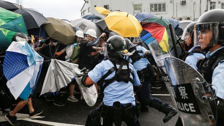 La police tente de disperser les manifestants