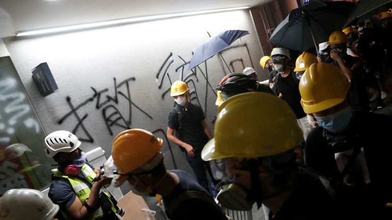Les manifestants pénètrent dans le bâtiment du Conseil législatif à Hong Kong