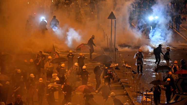 La police tire des gaz lacrymogènes sur des manifestants près du siège du gouvernement à Hong Kong