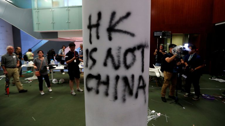 Une vue montre des dommages à l’intérieur du bâtiment du Conseil législatif mercredi après que des manifestants l’aient pris d'assaut lors d'une manifestation à l'occasion de l'anniversaire du transfert du pouvoir de Hong Kong à la Chine, à Hong Kong. 