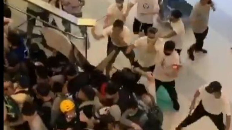 Ce qui semblait être des gangs pro-Pékiniens ont attaqué des manifestants anti-gouvernementaux dans une station de métro. Pic: @JackHHazlewood 