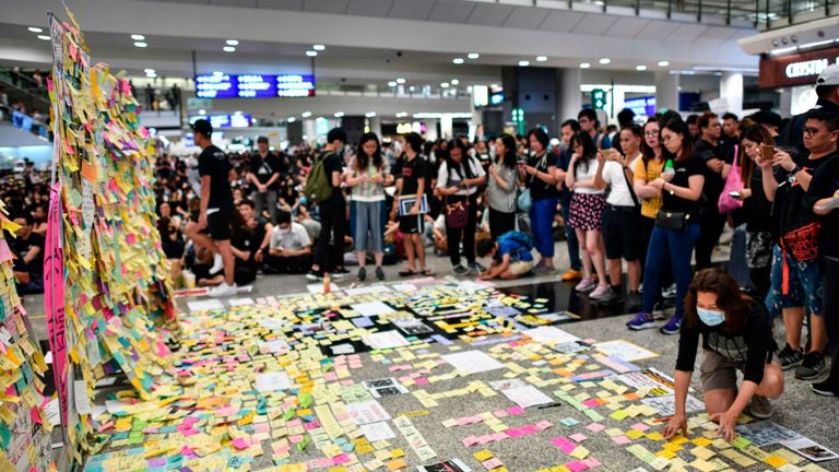 Les manifestants se sont massés à l'aéroport de Hong Kong vendredi