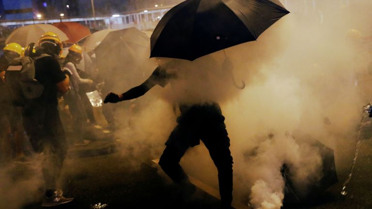 Beaucoup de manifestants portaient des parapluies 