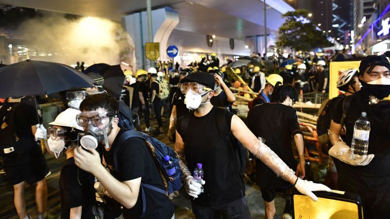De nombreux manifestants portaient des masques à gaz et des casques