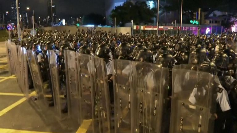 La police anti-émeute prend ses positions après l'attaque d'un bâtiment du gouvernement à Hong Kong par des manifestants