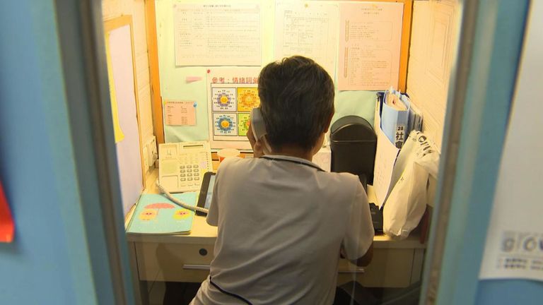 Un employé d'une organisation caritative dispose d'une ligne d'assistance téléphonique pour aider les personnes qui souhaitent se suicider. 