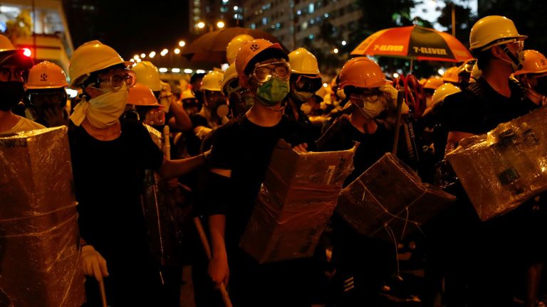 Les manifestants ont couvert leur visage avec des masques chirurgicaux 