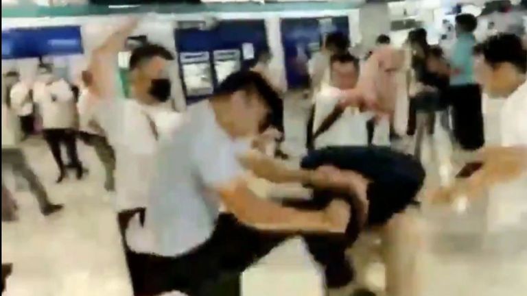 Des images d'hommes masqués en t-shirts blancs ont été filmées, lançant une série d'attaques violentes contre des militants ayant assisté aux manifestants pro-démocrates de Hong Kong.