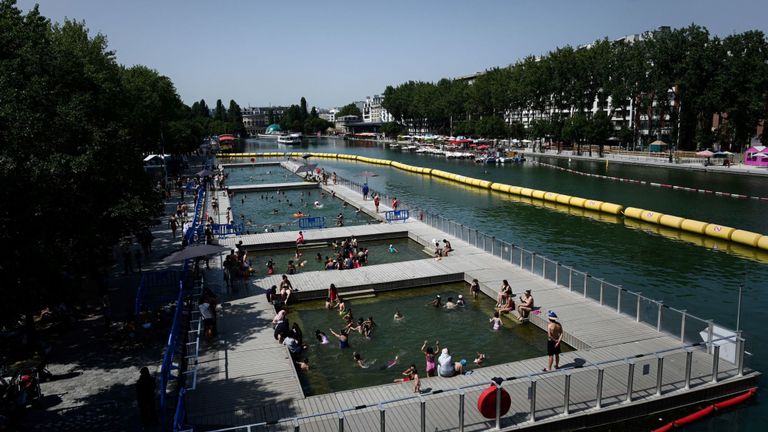 Les gens se rafraîchissent dans des piscines flottantes installées sur le canal de l'Ourcq à Paris