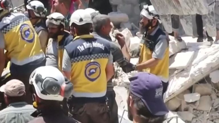 La Défense civile syrienne, également connue sous le nom de Casques blancs, a déclaré qu'un de leurs collègues avait été tué lors d'une deuxième frappe aérienne 