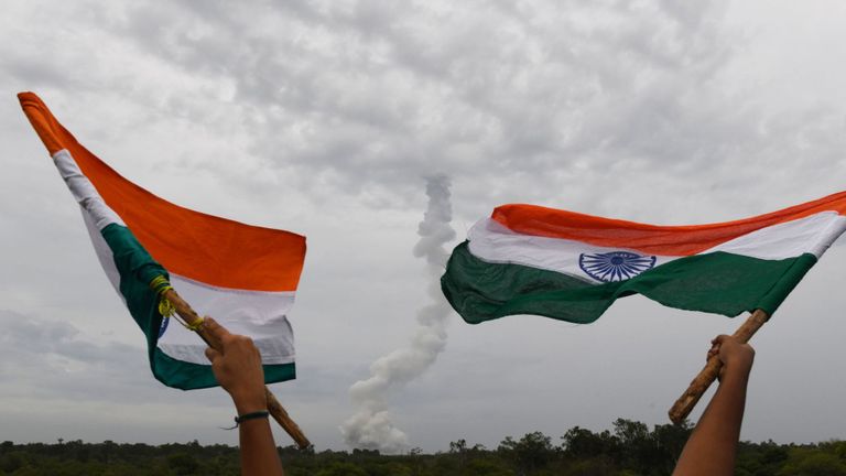 L’organisation indienne de recherche spatiale (ISRO) Chandrayaan-2 (Moon Chariot 2), à bord du lanceur de satellite géosynchrone (GSLV-mark III-M1), est lancée à Sriharikota dans l’état d’Andhra Pradesh le 22 juillet 2019