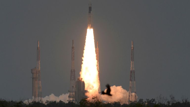 L’organisation indienne de recherche spatiale (ISRO) Chandrayaan-2 (Moon Chariot 2), à bord du lanceur de satellite géosynchrone (GSLV-mark III-M1), est lancée à Sriharikota dans l’état d’Andhra Pradesh le 22 juillet 2019