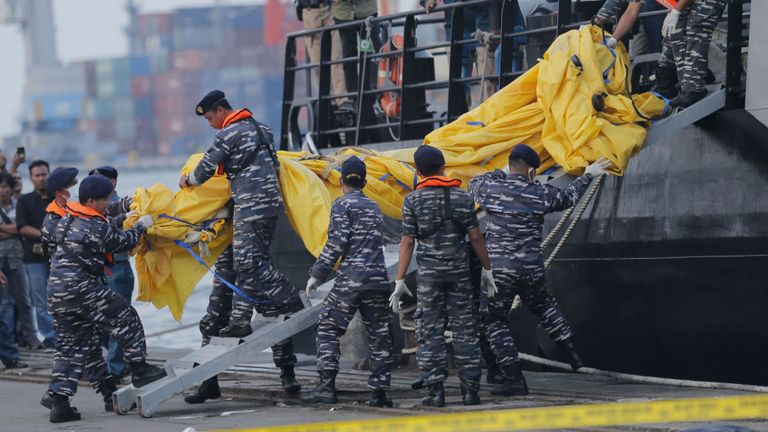 Le personnel de la marine retire les pièces récupérées du jet Lion Air 
