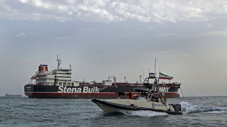 Des gardes de la révolution iraniens patrouillent autour du pétrolier Stena Impero, battant pavillon britannique, au large du port iranien de Bandar Abbas