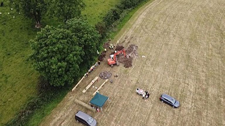 Un champ où les restes d'un avion de chasse américain P38 Lightning ont été récupérés