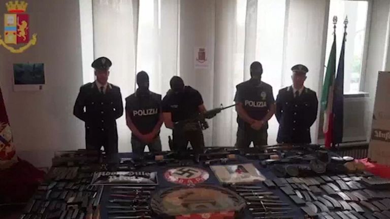 Officiers avec une arme à feu
