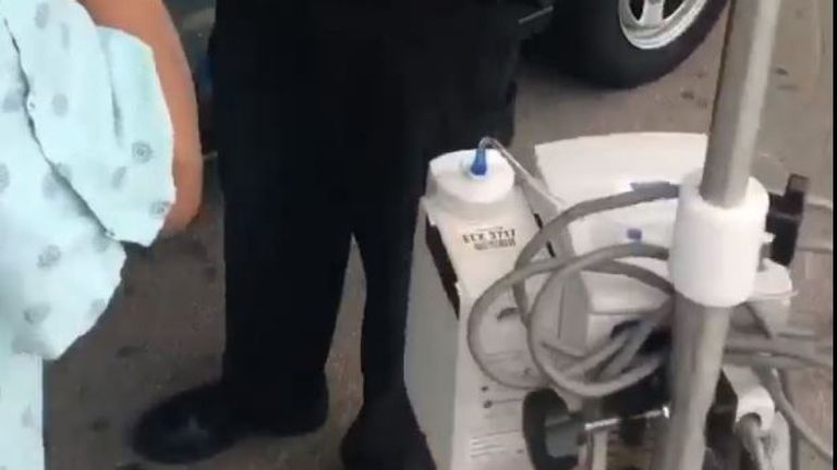 La machine IV est vue à côté de M. Dukes dans des vidéos de l'incident qu'il a mis sur Facebook. Pic: les ducs de Shaquille