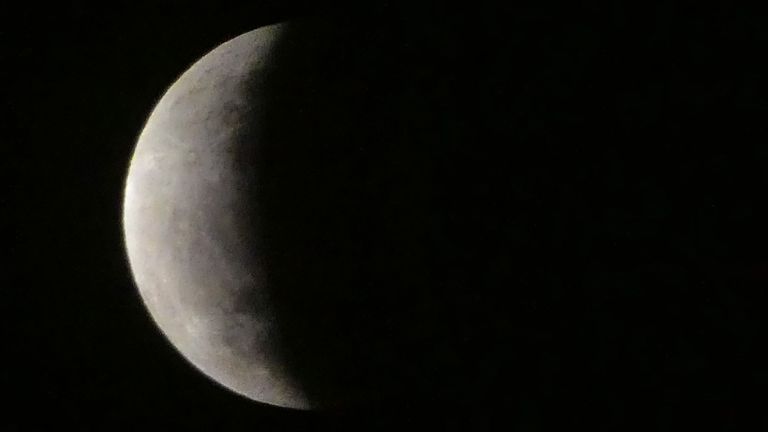 La lune est vue lors d'une éclipse lunaire dans le ciel Jakarta, le 17 juillet 2019