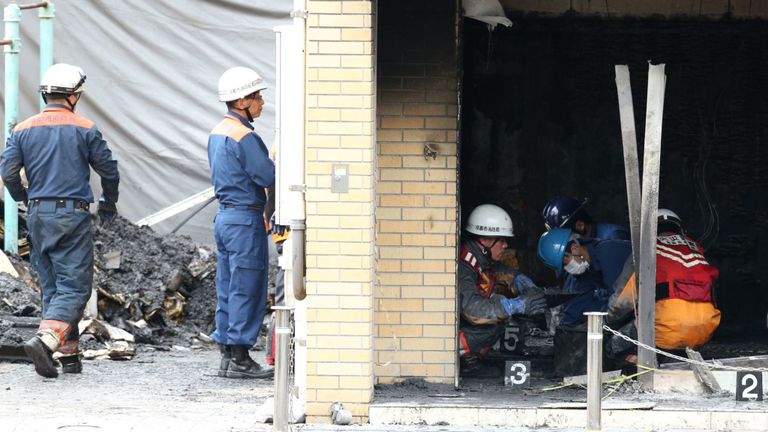 Les enquêteurs inspectent la scène où 33 personnes sont mortes dans l'incendie du bâtiment de la société Kyoto Animation 