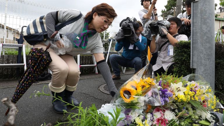 Les résidents déposent des fleurs pour les victimes de l'incendie