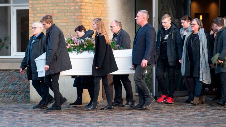 Famille et amis suivent le cercueil lors des funérailles de l'étudiante danoise Louisa Vesterager Jespersen à l'église de Fonnesbaek à Ikast, au Danemark, le 12 janvier 2019