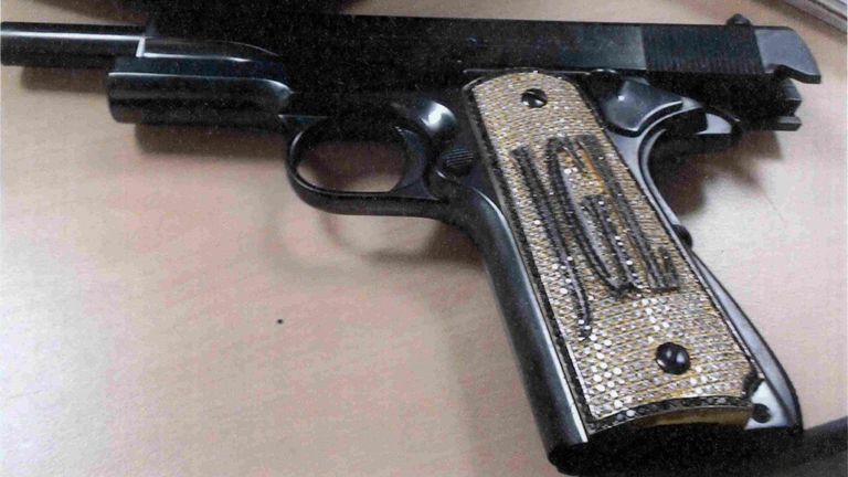 Ce pistolet incrusté de diamants appartiendrait à El Chapo