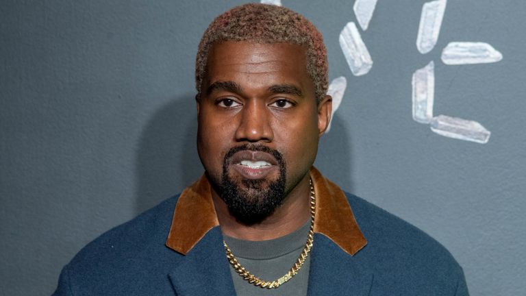 Kanye West assiste au défilé de mode Versace de l'automne 2019 à l'American Stock Exchange Building dans le Bas Manhattan le 2 décembre 2018 à New York