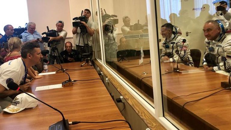 L'équipage fait face aux médias avant le lancement