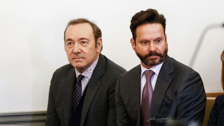 NANTUCKET, MA - 07 JANVIER: L'acteur Kevin Spacey avec son avocat, Alan Jackson, lors de sa mise en accusation pour agression sexuelle devant le tribunal du district de Nantucket le 7 janvier 2019 à Nantucket, dans le Massachusetts. (Photo par Pool / Getty Images) *** Légende locale *** Kevin Spacey; Alan Jackson