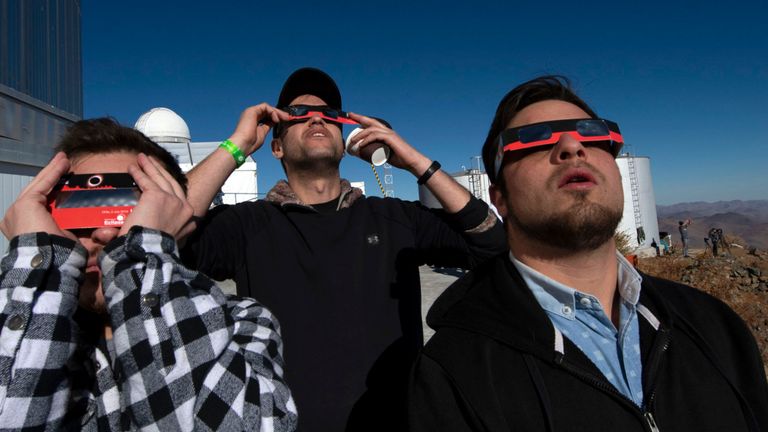 Les gens regardent une éclipse solaire à l'Observatoire européen méridional de La Silla (ESO) à La Higuera, dans la région de Coquimbo, au Chili, le 02 juillet 2019. - Des dizaines de milliers de touristes se préparent mardi pour une éclipse totale de soleil qui devrait transformer le jour nuit le long d'une grande bande de cône sud de l'Amérique latine, y compris une grande partie du Chili et de l'Argentine