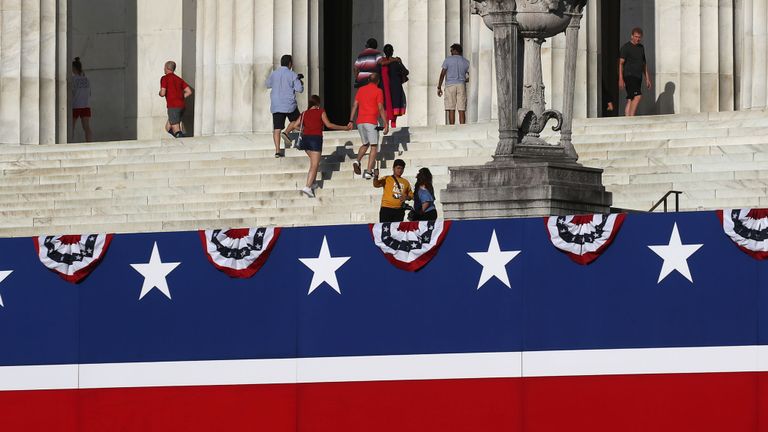Touristes visitant le Lincoln Memorial avant les jeudis 4 juillet, célébration Salute to America, le 2 juillet 2019 à Washington, DC. Le président Trump prononcera un discours lors de la cérémonie commémorative et a demandé au Pentagone de disposer de matériel militaire, y compris de chars d'assaut et de survols par avion militaire