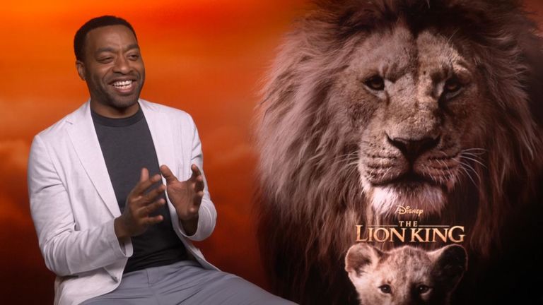 Acteur Chiwetel Ejiofor, qui voix & Scar # 39; Scar & # 39; dans le nouveau Roi Lion, a déclaré que la scène de débandade était "un peu plus douce" & # 39; que l'animation