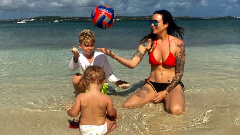 Anna O'Neill a filmé son fils Mackenzie (à gauche) en train de jouer avec Lionel Messi. Pic: Anna O'Neill