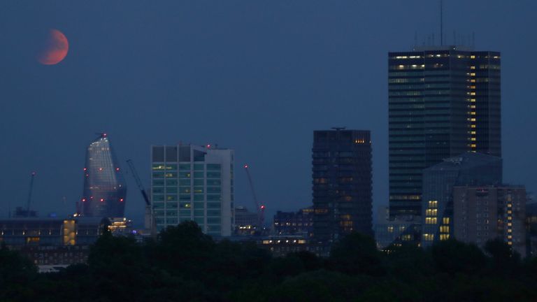 Une éclipse lunaire partielle est visible au-dessus de Londres depuis Primrose Hill, à l'occasion du 50e anniversaire du lancement d'Apollo 11 dans le cadre de sa mission lunaire