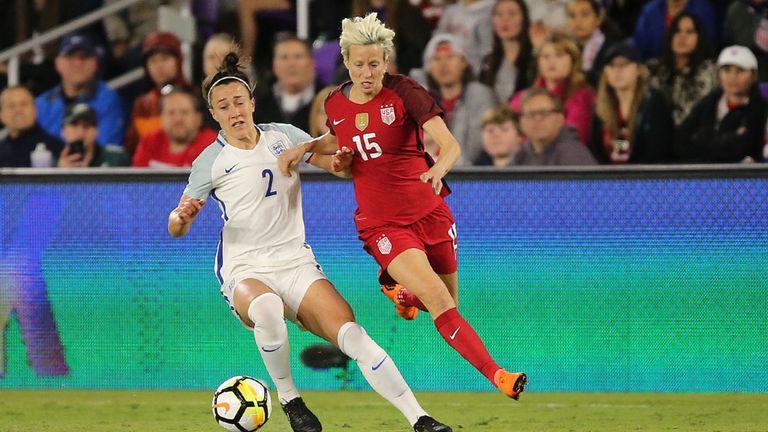 Lucy Bronze d'Angleterre et Megan Rapinoe des États-Unis