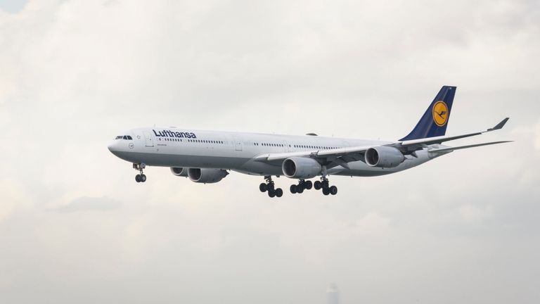 La plus grande compagnie aérienne allemande, Lufthansa, a fait de même en suspendant ses services mais a repris ses vols dimanche.