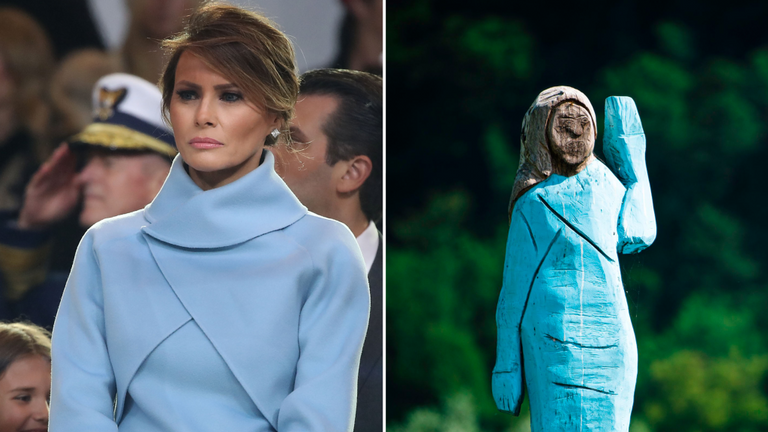 Il est habillé en tenue d’inauguration de Melania