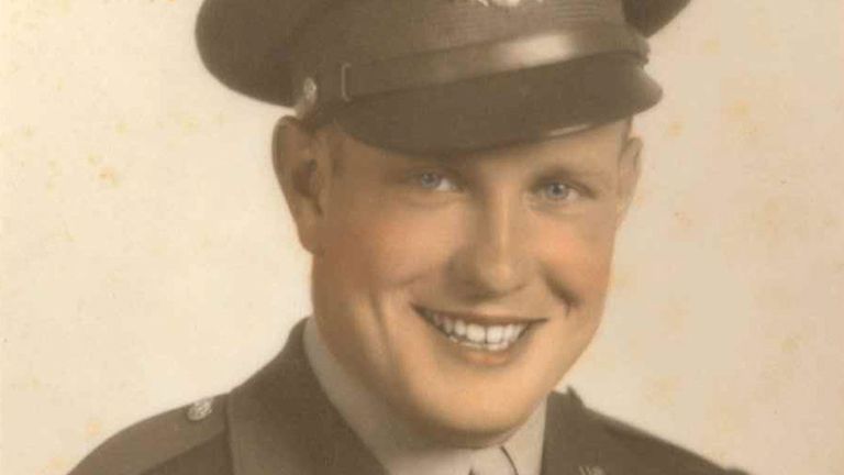 Photo de document familial non daté du pilote américain, le 2e Lt Milo E Rundall, âgé de 22 ans, de l'Iowa