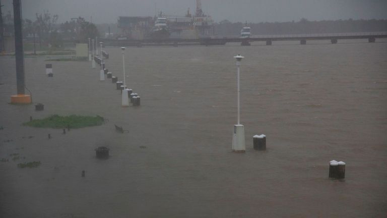 Les bancs et les passerelles sont inondés par les eaux le long de la rivière Berwick à Morgan City, en Louisiane, en prévision de la tempête tropicale Barry, samedi 13 juillet 2017.