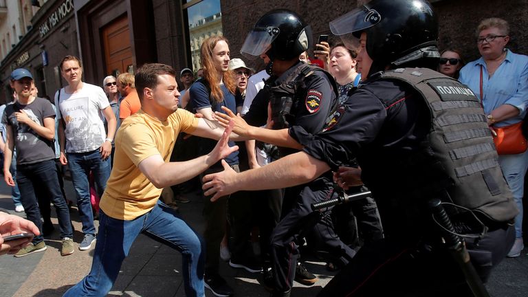 Des centaines de personnes arrêtées lors d'une manifestation à Moscou réclamant des élections municipales équitables