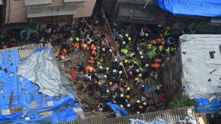 Des pompiers indiens et des secouristes à la recherche de survivants après l'effondrement d'un bâtiment à Mumbai