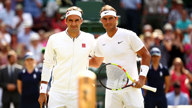 Londres, Angleterre - 12 juillet: Roger Federer de la Suisse et Rafael Nadal d'Espagne posent pour une photo au filet avant leur match de demi-finale de simple hommes lors de la onzième journée des championnats - Wimbledon 2019 à All England Lawn Tennis et Croquet Club le 12 juillet 2019 à Londres, Angleterre. (Photo de Clive Brunskill / Getty Images)

