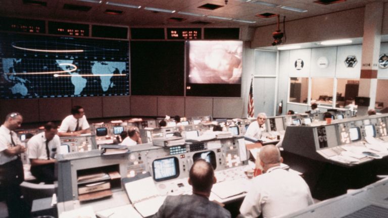(Légende originale) 7/17/1969 - Centre spatial, Houston, Texas - Vue d'ensemble de l'activité dans la salle de contrôle des opérations de la mission située dans le bâtiment 30 du centre de contrôle de la mission, le deuxième jour de la mission d'atterrissage lunaire Apollo II. Une image de l'astronaute Neil A. Armstrong était transmise par la caméra de télévision couleur à bord de la navette spatiale Apollo II alors qu'elle se dirigeait vers la lune. Le vaisseau spatial était à environ 130 000 miles nautiques de la Terre lorsque cette photo a été prise.
