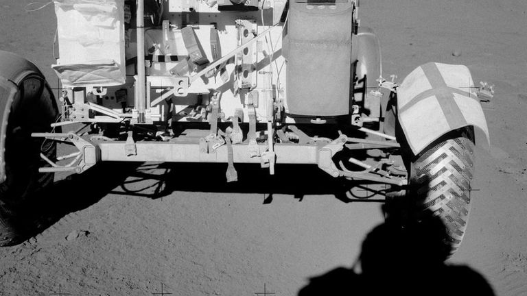 Du ruban adhésif a été utilisé pour réparer la roue arrière droite du robot Apollo 17. Pic: NASA