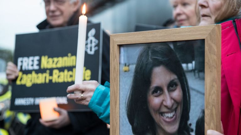 Les supporters tiennent une photo de Nazanin Zaghari-Ratcliffe