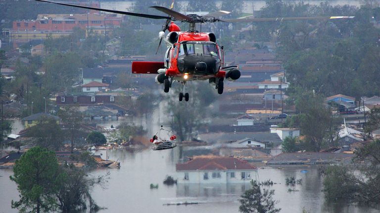 Une personne est mise en sécurité par un hélicoptère de la Garde côtière à la suite de l'ouragan Katrina le 30 août 2005 à la Nouvelle-Orléans, en Louisiane