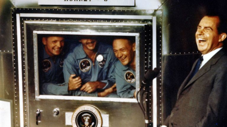 USS HORNET - 24 JUILLET: Dans cette photo, fournie par la Richard Nixon Foundation, les astronautes d'Apollo XI, Neil Armstrong, Michael Collins et Buzz Aldrin, s'amusant avec le président Richard Nixon à bord de l'USS Hornet, le 24 juillet 1969. Le président était présent pour saluer les astronautes après leur amerrissage dans le Pacifique. (Photo par la Fondation Richard Nixon via Getty Images)
