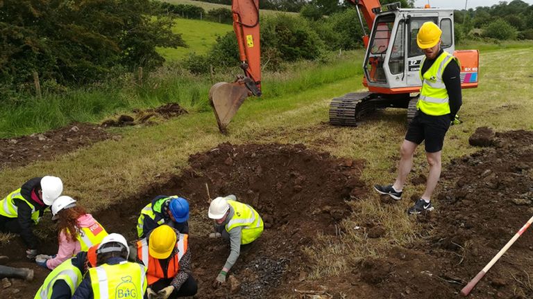 Enfants du Foyle College prenant part à l'excavation