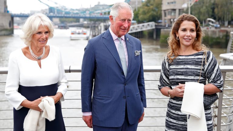 La princesse Haya avec Camilla, la duchesse de Cornouailles et le prince Charles lors de la cérémonie de remise à neuf de la "Maiden" récemment rénovée Un yacht chez HMS President l'année dernière