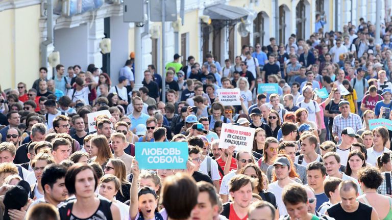 Des manifestants défilent dans le centre-ville de Moscou lors d'un rassemblement non autorisé, demandant aux candidats indépendants et aux candidats de l'opposition de se porter candidats aux élections locales du 27 juillet 2019. (photo de Kirill KUDRYAVTSEV / AFP) Getty Images)
